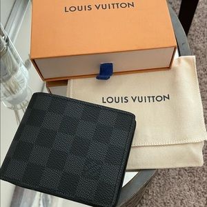 Louis Vuitton Wallet Like new (MINT CONDITION)